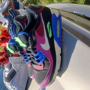 Stylish Air Max Sneakers in Black and Pink